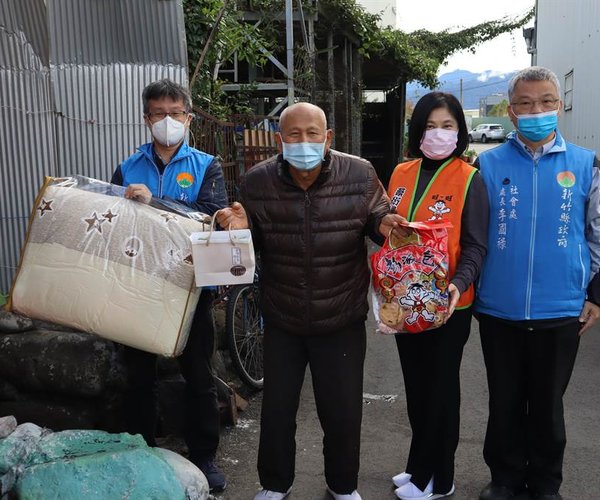 蔡衍明愛心基金會舉辦送愛下鄉3節慰問活動，首站來到新竹縣，並在30日上午訪視3個家戶。（邱立雅攝）