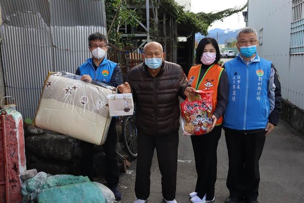 蔡衍明愛心基金會舉辦送愛下鄉3節慰問活動,首站來到新竹縣,並在30日上午訪視3個家戶。(邱立雅攝)