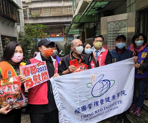 蔡衍明愛心基金會執行長徐海倫（左1）、經國學院校長翁進坪（左4）帶著經國學院學生，探視基隆市的弱勢家庭，致贈旺福紅包及生活物資。（張志康攝）